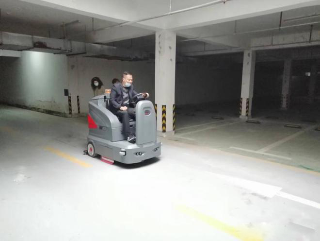 天水小区物业保洁不用人力改用驾驶式洗地机了